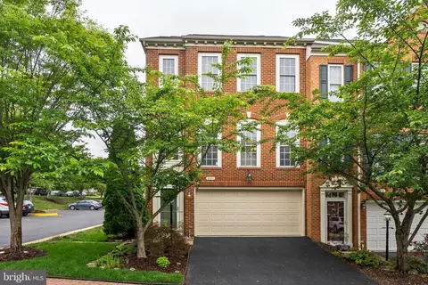 8001 Samuel Wallis St, Lorton, VA 22079