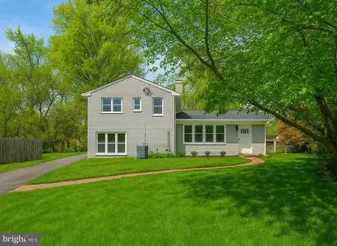 6810 Derrell Ct, Alexandria, VA 22307