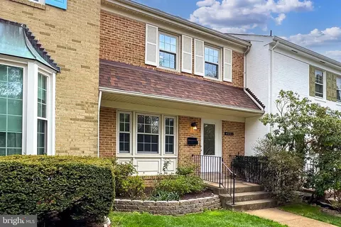 4553 Maxfield Dr, Annandale, VA 22003
