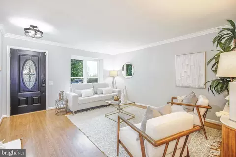 8087 Topper Ct, Alexandria, VA 22315