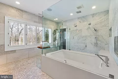 Bath - 6470 Kedleston Ct, Mclean, VA 22101 photo 5 of 7