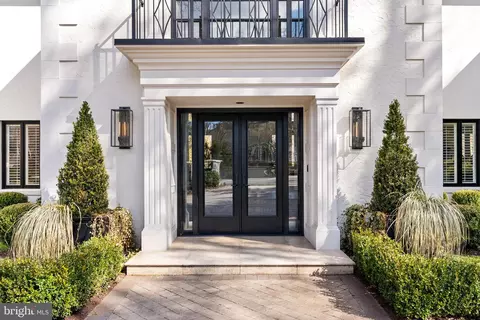 Exterior - 6470 Kedleston Ct, Mclean, VA 22101 photo 3 of 8