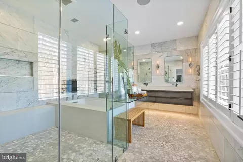Bath - 6470 Kedleston Ct, Mclean, VA 22101 photo 3 of 7