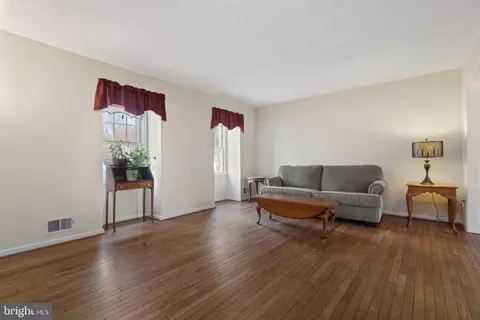8718 Whitson Ct, Springfield, VA 22153 photo 4