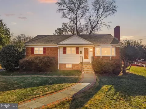 3900 Longstreet Ct, Annandale, VA 22003