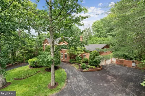 8702 Old Dominion Dr, Mclean, VA 22102 photo 2