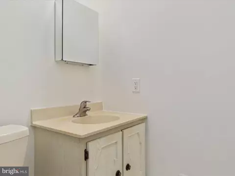 Bath - 11922 Blue Spruce Rd, Reston, VA 20191 photo 6 of 7