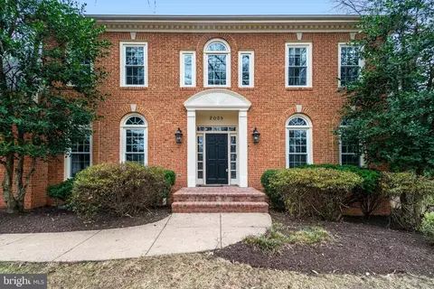 2038 Hillside Dr, Falls Church, VA 22043