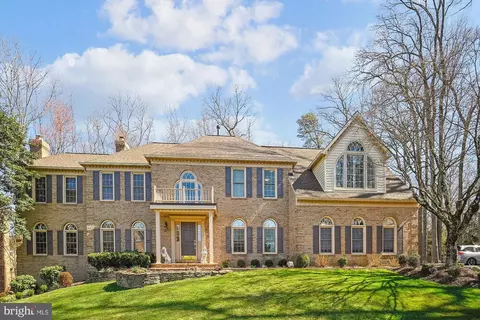 5905 Fairview Woods Dr, Fairfax Station, VA 22039