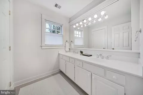 Bath - 2012 Rockingham St, Mclean, VA 22101 photo 4 of 5