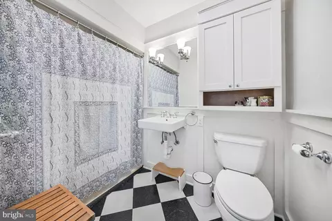 Bath - 2012 Rockingham St, Mclean, VA 22101 photo 1 of 5
