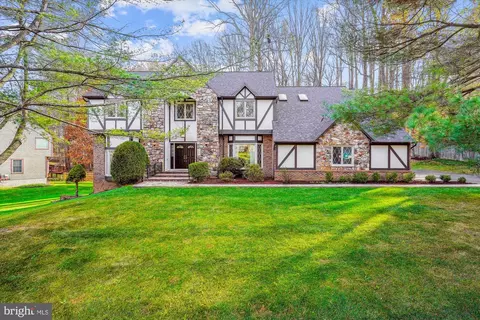 10319 Hickory Forest Dr, Oakton, VA 22124