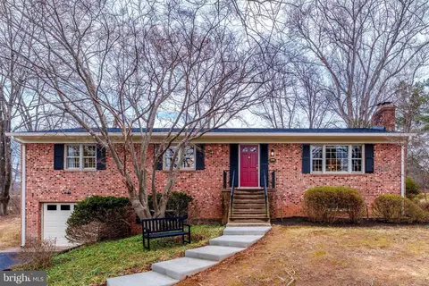 9908 Minburn St, Great Falls, VA 22066