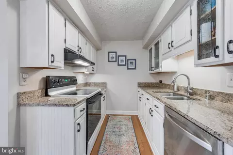 10902 Barton Hill Ct, Reston, VA 20191 photo 7