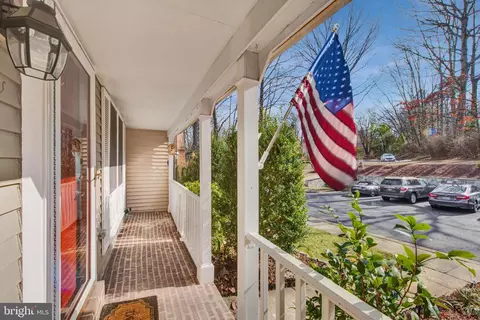 10902 Barton Hill Ct, Reston, VA 20191 photo 3