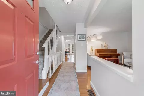 10902 Barton Hill Ct, Reston, VA 20191 photo 4