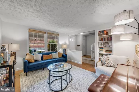 10902 Barton Hill Ct, Reston, VA 20191 photo 6