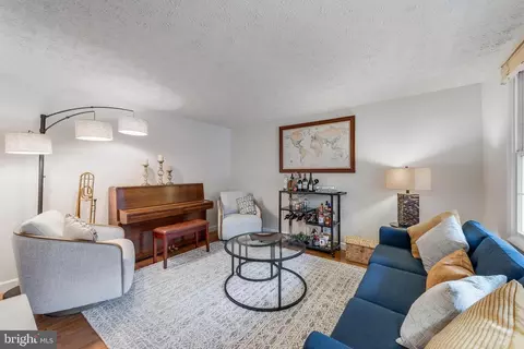 10902 Barton Hill Ct, Reston, VA 20191 photo 5