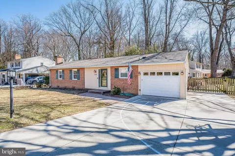 6709 Greenview Ln, Springfield, VA 22152