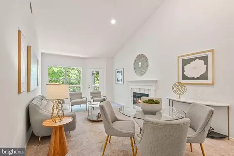 4400 Helmsford Ln #202, Fairfax, VA 22033