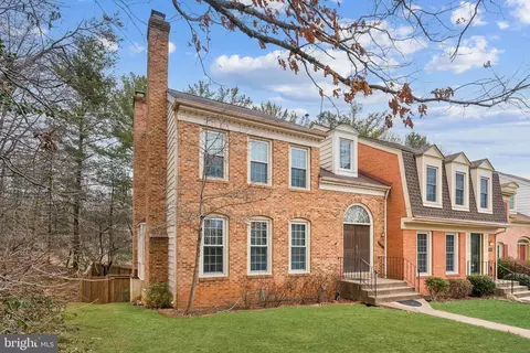 4601 Luxberry Dr, Fairfax, VA 22032
