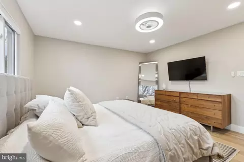 Bedroom - 9074 Brook Ford Rd, Burke, VA 22015 photo 6 of 8