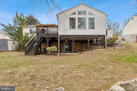 Exterior - 9074 Brook Ford Rd, Burke, VA 22015 photo 5 of 8