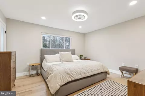 Bedroom - 9074 Brook Ford Rd, Burke, VA 22015 photo 4 of 8