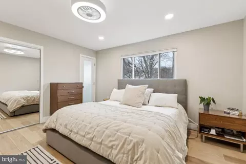 Bedroom - 9074 Brook Ford Rd, Burke, VA 22015 photo 5 of 8