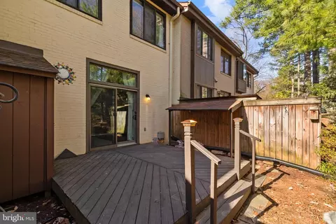Exterior - 2010 Golf Course Dr, Reston, VA 20191 photo 3 of 3