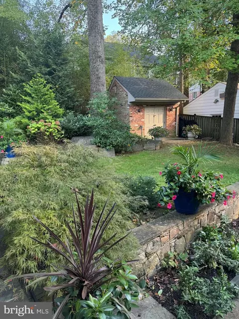 Exterior - 1709 Forest Ln, Mclean, VA 22101 photo 10 of 13