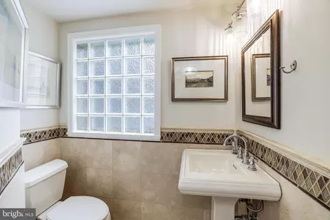 Bath - 1709 Forest Ln, Mclean, VA 22101 photo 6 of 6