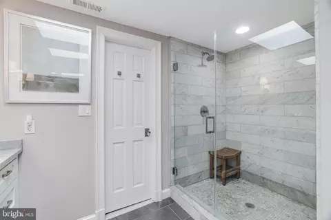 Bath - 1709 Forest Ln, Mclean, VA 22101 photo 4 of 6