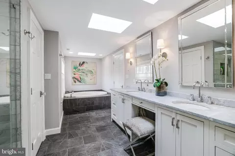 Bath - 1709 Forest Ln, Mclean, VA 22101 photo 3 of 6
