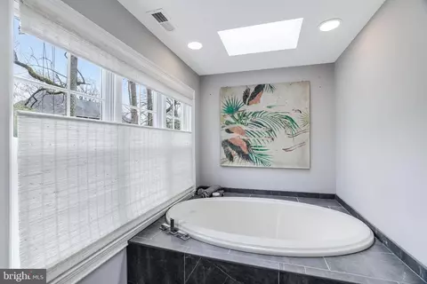 Bath - 1709 Forest Ln, Mclean, VA 22101 photo 5 of 6