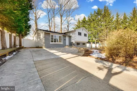 7565 Kingman Dr, Annandale, VA 22003