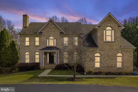 9010 Lupine Den Dr, Vienna, VA 22182