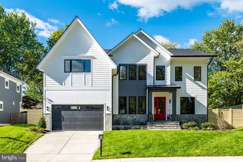 912 Hillcrest Dr SW, Vienna, VA 22180