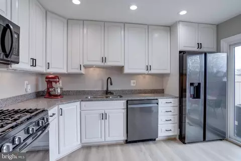 8524 Lakinhurst Ln, Springfield, VA 22152 photo 3