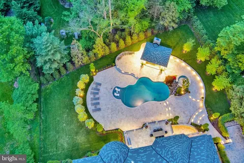 Exterior - 7805 Grovemont Dr, Mclean, VA 22102 photo 14 of 19