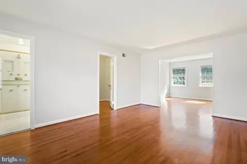 Living - 1554 Forest Villa Ln, Mclean, VA 22101 photo 7 of 10