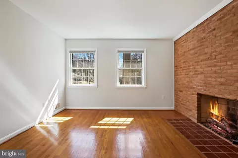 Living - 1554 Forest Villa Ln, Mclean, VA 22101 photo 5 of 10