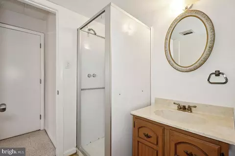 Bath - 1554 Forest Villa Ln, Mclean, VA 22101 photo 4 of 4