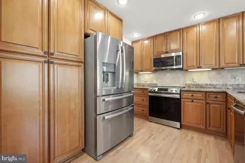 Kitchen - 1554 Forest Villa Ln, Mclean, VA 22101 photo 4 of 5