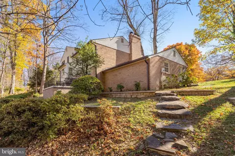 Exterior - 1554 Forest Villa Ln, Mclean, VA 22101 photo 6 of 8