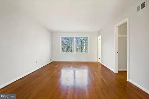 Living - 1554 Forest Villa Ln, Mclean, VA 22101 photo 6 of 10