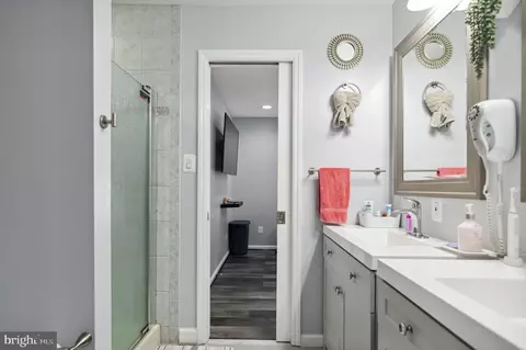 Bath - 6001 Brandon Ave, Springfield, VA 22150 photo 3 of 7