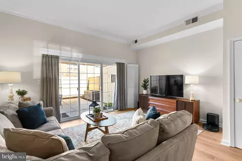 8364 Penshurst Dr #562, Springfield, VA 22152