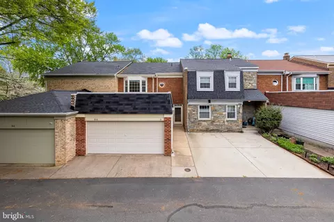 916 Moorefield Creek Rd SW, Vienna, VA 22180