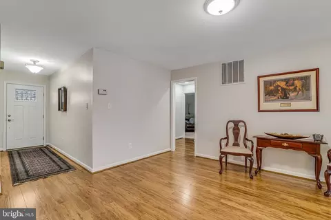 7266 Linden Tree Ln, Springfield, VA 22152 photo 2